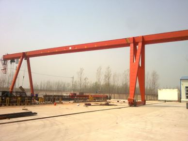 Buiten enkele ligger Gantry kraan 32 Ton